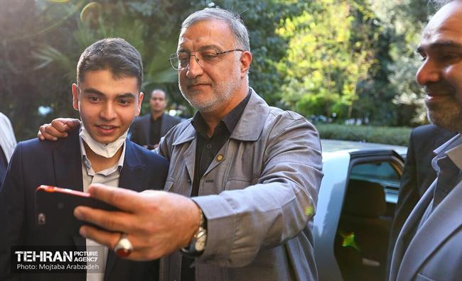 سلفی شهردار تهران با دانش‌آموز دبیرستان البرز