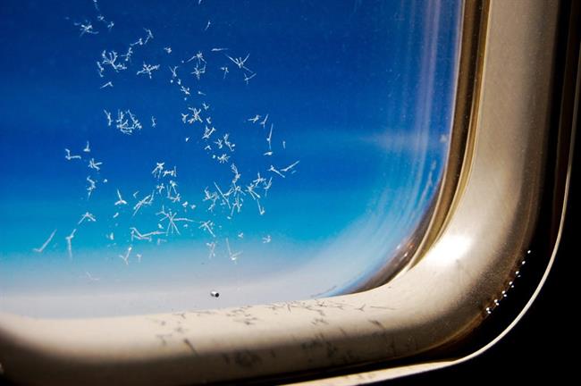 دلیل جالب سوراخ کوچک روی شیشه پنجره هواپیما 