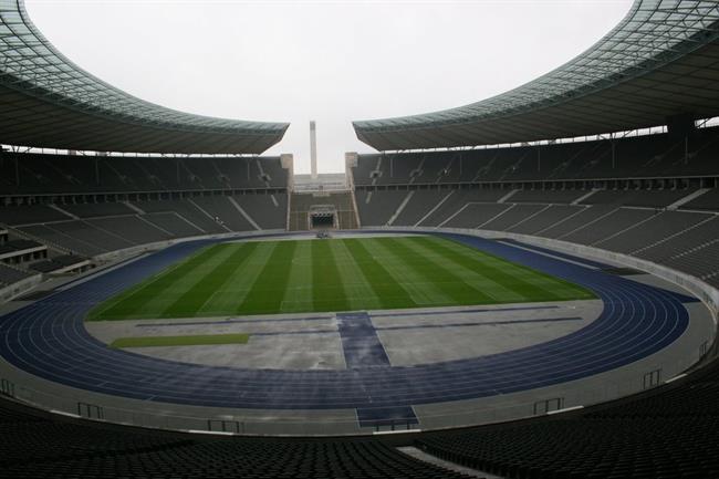 زمانی که اکثر ساختمان‌های برلین نابود شدند، استادیوم المپیک پابرجا ماند. در جریان برگزاری جام جهانی در سال 2006 این مساله مطرح شد که این بنا تخریب شده و استادیوم جدیدی جایگزین آن گردد. پس از بحث‌های فراوان بودجهٔ 242 میلیون یورویی برای مرمت این بنا اختصاص یافت و امروزه این استادیوم یکی از بهترین اماکن ورزشی جهان است