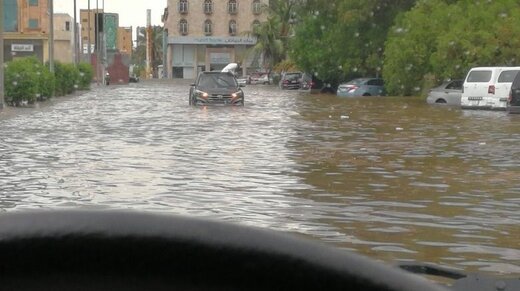 ببینید ؛ غرق شدن ماشین‌های لاکچری سعودی‌ها در سیلاب شهر جده