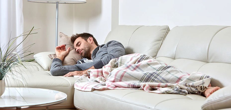 هرشب خوابیدن روی کاناپه چه مشکلاتی را ایجاد می‌کند؟