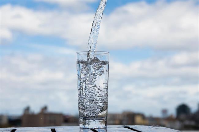 کشف جدید درباره خوردن روزانه 8 لیوان آب