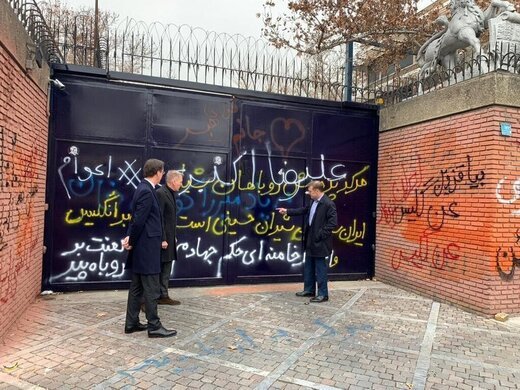 انتقاد از شعار آبروبر و عجیب، روی دیوار سفارت انگلیس + عکس