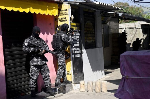 ببینید ؛ درگیری پلیس فدرال برزیل با قاچاقچیان مواد مخدر