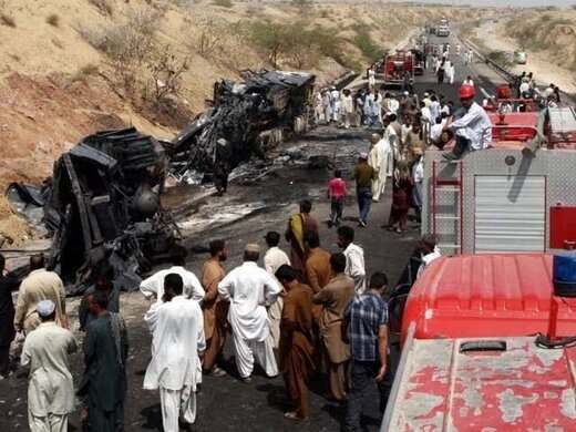 ببینید ؛ اولین تصاویر از سقوط و آتش گرفتن مرگبار اتوبوس در بلوچستان پاکستان