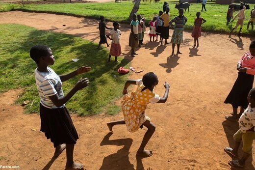 ببینید ؛ جاذبه گردشگری عجیب در اوگاندا؛ تماشای زندگی پدری که 102 فرزند دارد!