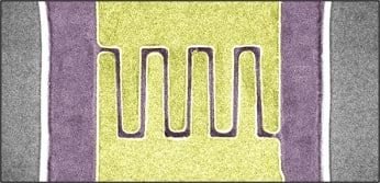تصویری از قطعه الکترونیکی جدید که به کمک میکروسکوپ الکترونیکی گرفته شده است (تصویر برای تمایز مواد مختلف رنگ آمیزی شده). مقیاس تصویر معادل با طول 1 مایکرومتر است