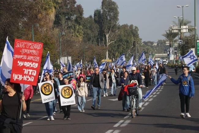 تداوم اغتشاشات در سرزمین‌های اشغالی/ صهیونیست‌های معترض خیابان‌ها را مسدود کردند/ دولت نتانیاهو اولین قدم برای شروع درگیری در سرزمین‌های اشغالی را برداشت +عکس
