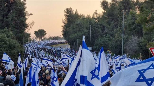 تداوم اغتشاشات در سرزمین‌های اشغالی/ صهیونیست‌های معترض خیابان‌ها را مسدود کردند/ دولت نتانیاهو اولین قدم برای شروع درگیری در سرزمین‌های اشغالی را برداشت +عکس
