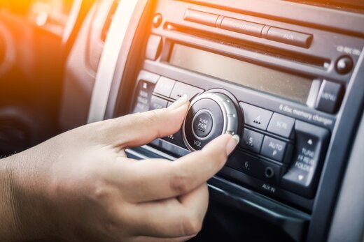 نظر پلیس درباره شنیدن موسیقی موقع رانندگی