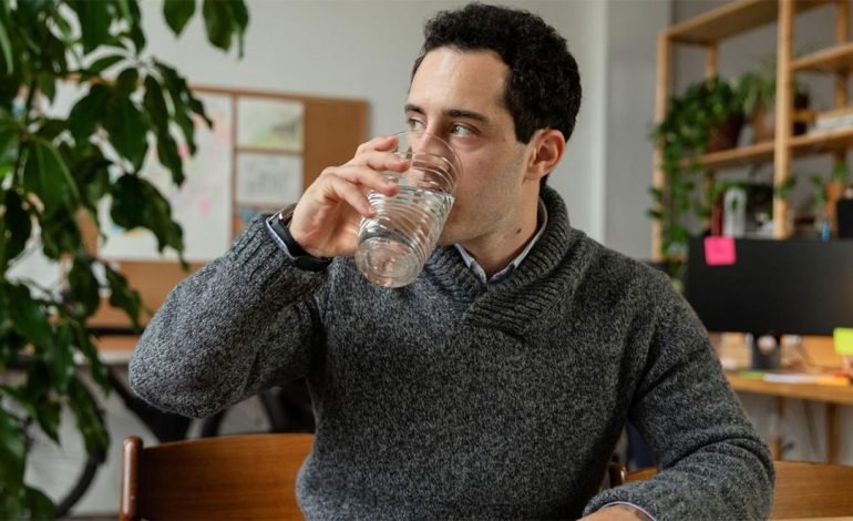مصرف هشت لیوان آب در روز برای سلامتی لازم است