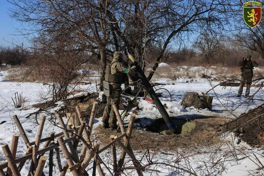 ببینید ؛ نمایی عجیب از داخل سنگر یک سرباز اوکراینی؛ سلاح‌ها زیر پا...