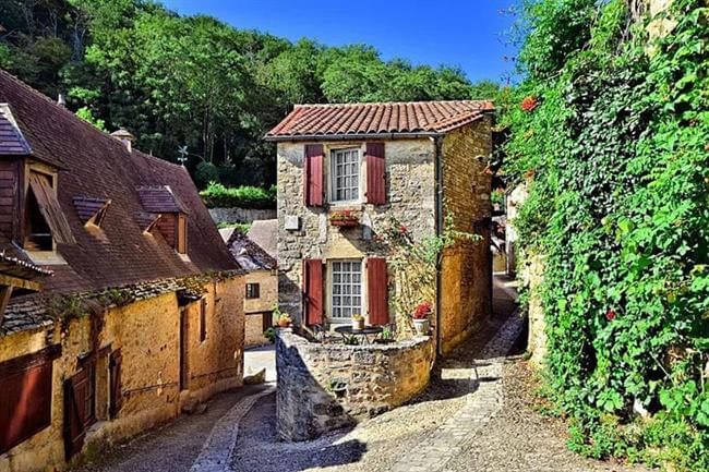 Beynac was a filming location for the movie ChocolatCanva