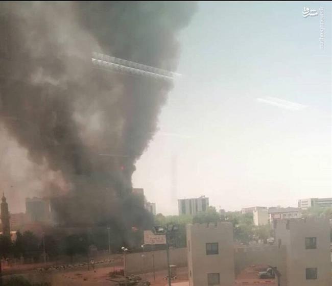 نابودی هواپیمای مسافربری عربستان در فرودگاه خارطوم/ شورشیان سودانی 3 فروند میگ29 نیروی هوایی مصر را به غنیمت گرفتند/ درگیری گسترده در اطراف منزل فرمانده ارتش سودان +فیلم و تصاویر