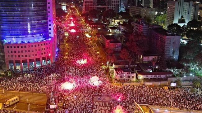 140 هزار صهیونیست علیه نتانیاهو به خیابان آمدند/ سقوط نتانیاهو در نظرسنجی‌ها/ نظامیان صهیونیست برگه اعزام به خدمت خود را آتش زدند  +عکس و فیلم