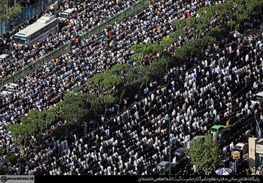 تصاویر هوایی از نماز عید فطر به امامت آیت الله خامنه ای 