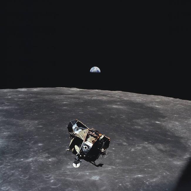 هیچ مدرکی در اثبات فرود فضانوردان روی ماه وجود ندارد