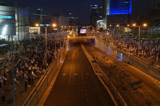 تظاهرات 100 هزار نفری مخالفان دولت نتانیاهو در مرکز تل آویو +عکس و فیلم