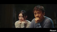 گریه کردن جکی چان و دخترش وقتی فیلم‌های قدیمی‌اش را نگاه می‌کند (فیلم)