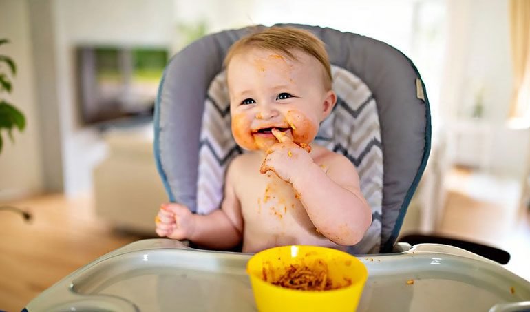 تغذیه نوزاد: چگونه از آلرژی‌های غذایی جلوگیری کنیم؟