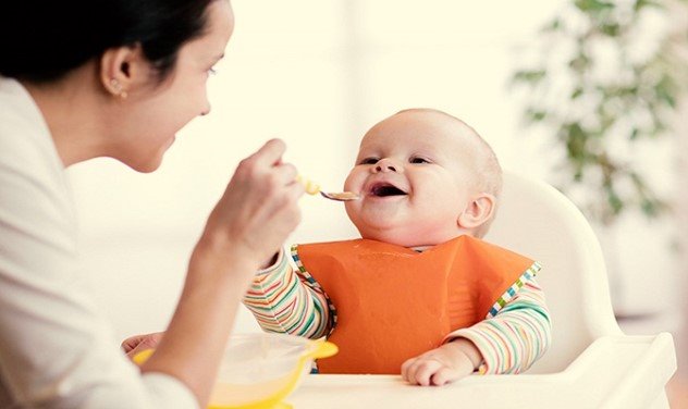 از کی غذا دادن به کودک را شروع کنم؟