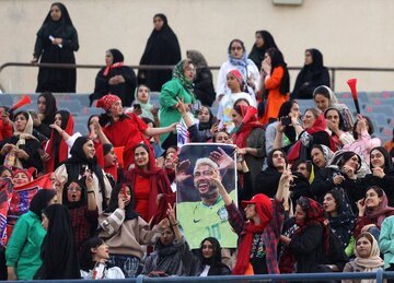 عکس؛ تصاویری زیبا از حضور بانوان در ورزشگاه آزادی