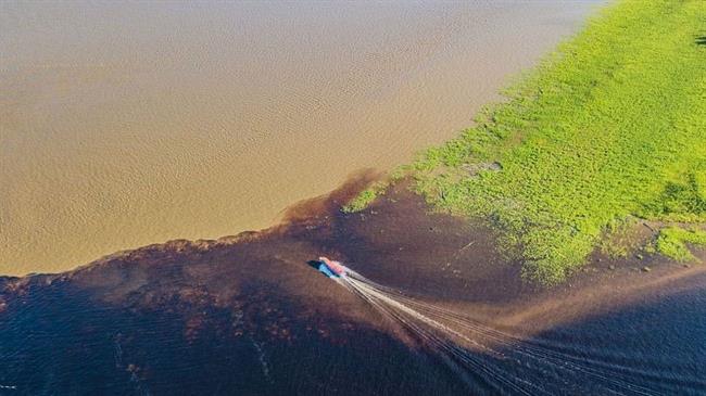 For about six kilometres, the waters of these two rivers flow next to each other without mixing.Canva