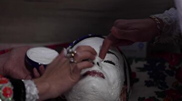 آرایش عروس در بلغارستان/ حفظ سنت‌ قوم مسلمان پوماک (فیلم)