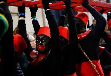 سیاه کردن صورت در مراسم سنتی اسپانیا به دلیل نژادپرست بودن جنجالی شد (فیلم)