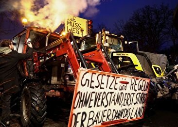 تظاهرات تراکتوری کشاورزان در برلین/ جاده‌ها را بستن و اعتصاب‌های فلج کننده شروع شده‌است (فیلم)