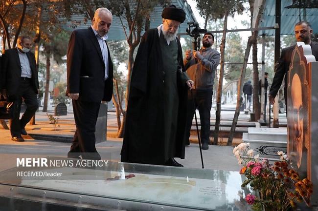 حضور رهبر معظم انقلاب اسلامی در مرقد مطهر امام و گلزار شهدا