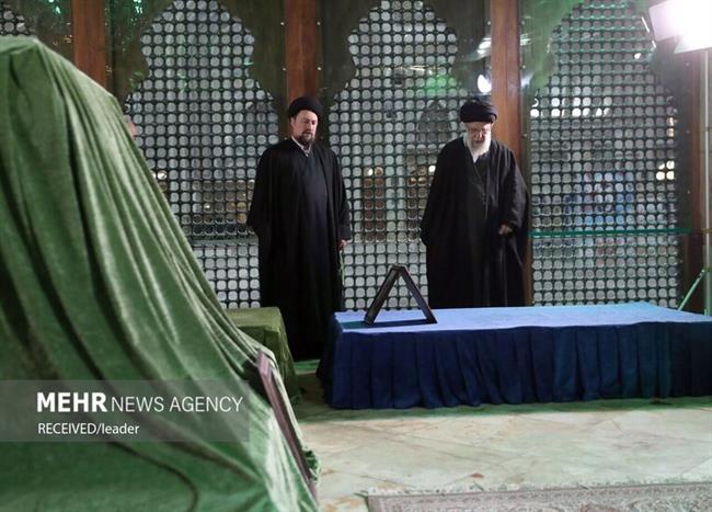 حضور رهبر معظم انقلاب اسلامی در مرقد مطهر امام و گلزار شهدا