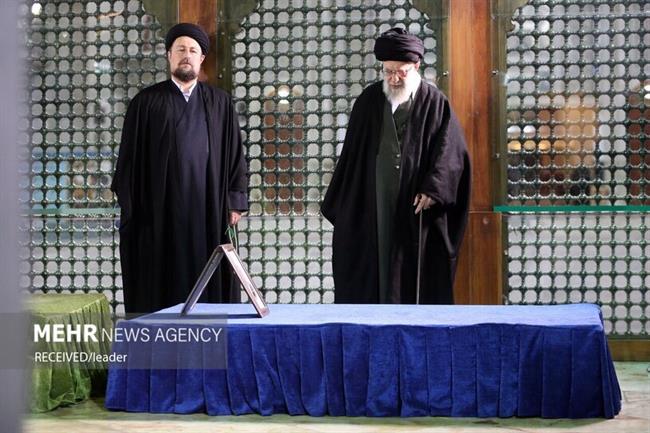 حضور رهبر معظم انقلاب اسلامی در مرقد مطهر امام و گلزار شهدا