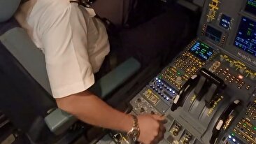 نشستن هواپیما را از داخل کابین کاپیتان ببینید/ این‌همه دکمه ... (فیلم)