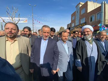 حضور وزیر اقتصاد در راهپیمایی روز 22 بهمن در شهر سمنان