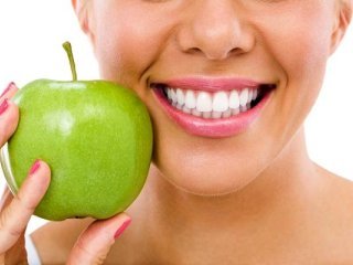 10 ماده غذایی مفید برای سلامت لثه و دندان‌ها