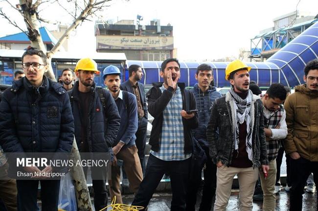 تجمع دانشجویان و کارگران مقابل وزارت کار 