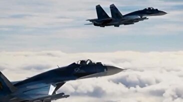 ویدئوی عجیبی که نشان می‌دهد یک اف 22 آمریکایی مخفیانه بالا سر جنگنده‌های روسی پرواز می‌کند (فیلم)