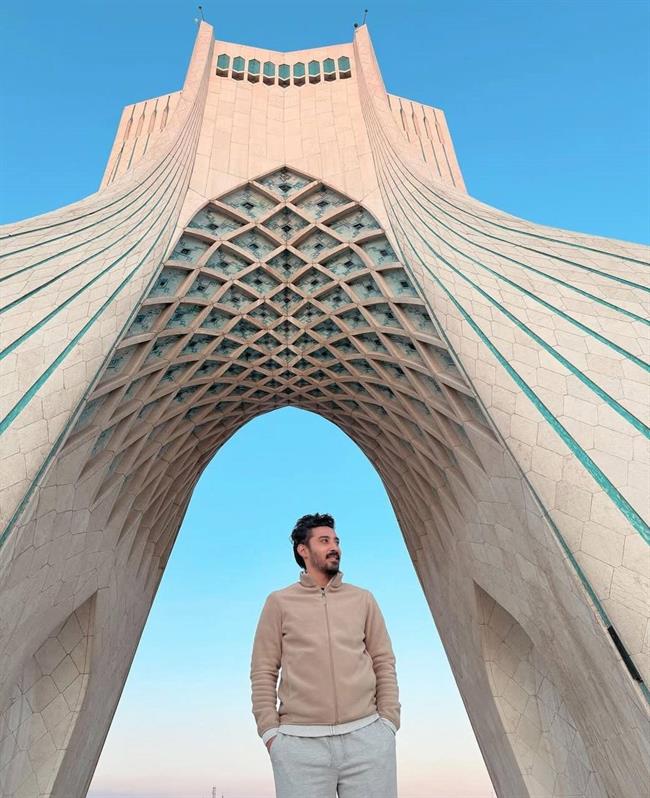 عکس؛ ژست رضا قوچان‌نژاد زیر برج آزادی