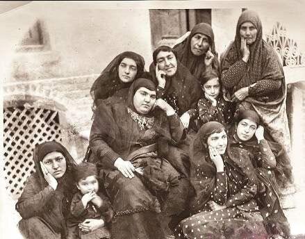 ژست جالب زنان یک خانواده در سیزده بدر 112 سال پیش