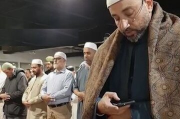 ببینید ؛ موبایل بازی یک امام جماعت در کانادا هنگام نماز خواندن
