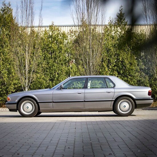 BMW 750iL V16 Goldfisch 