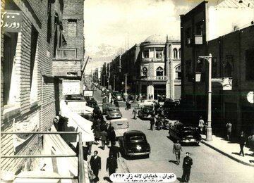 تهران قدیم؛ ژست جالب این دو نفر مقابل یک کفاشی، 73 سال قبل/ عکس