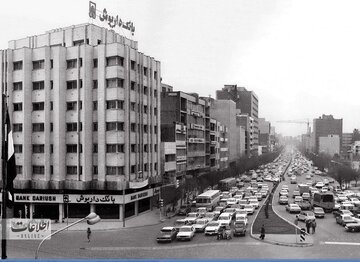 تهران قدیم؛ پلیس زن راهنمایی و رانندگی در خیابان‌های تهران/ عکس