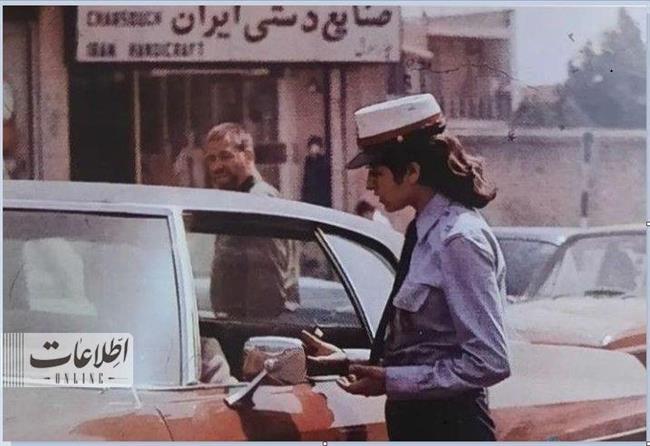 تهران قدیم؛ عکس پلیس زن در خیابان‌های تهران سال 1352