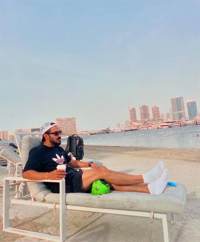 عکس‌؛ تفریح و استراحت رضا گوچی در ساحل امارات