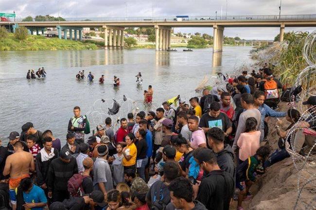 پشت‌پرده‌ی «بحران مرزی» در آمریکا/ مهاجرت سیل‌آسا: سلاحی برای نابودی مرزهای جغرافیایی و هویت ملی؟ +عکس
