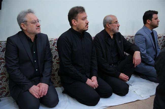 تصاویری از دیدار خصوصی خانواده ابراهیم رئیسی، امیرعبداللهیان، آل هاشم و دیگر شهدای خدمت با رهبر انقلاب