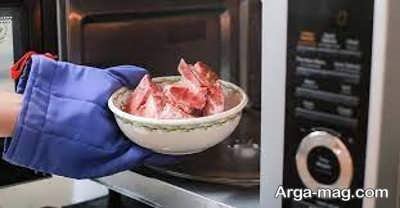آشنایی با روش های ایمن یخ زدایی گوشت مانند استفاده از ماکروویو