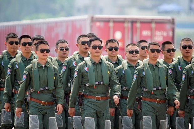 چین، خلبانان آمریکایی را برای آموزش دادن نظامیانش جذب می‌کند